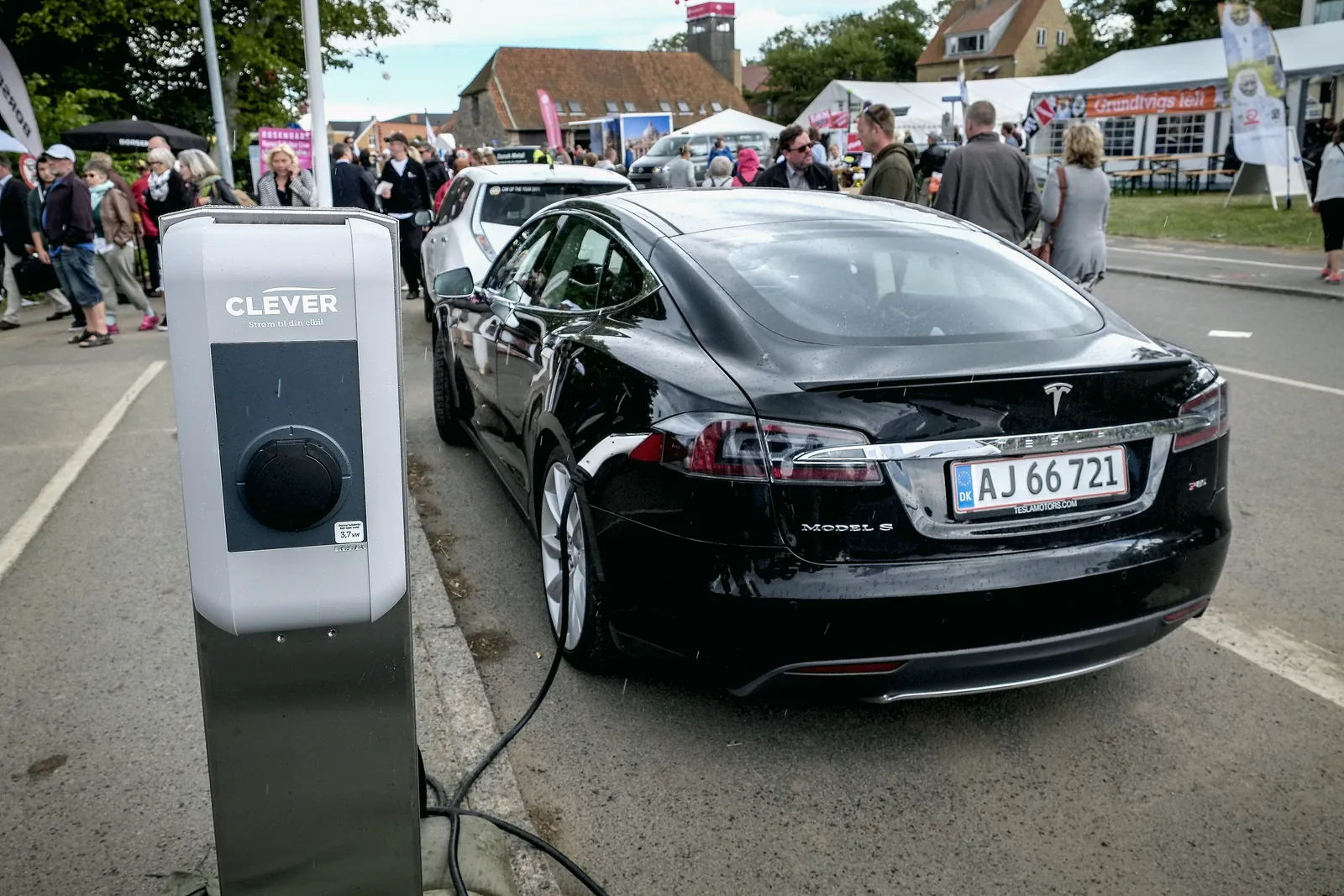 Tesla Model S lader ved en Clever-ladestander i Danmark
